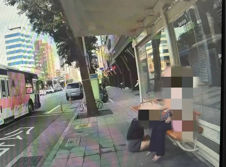 女子沒錢搭車在公車站大哭。警方提供