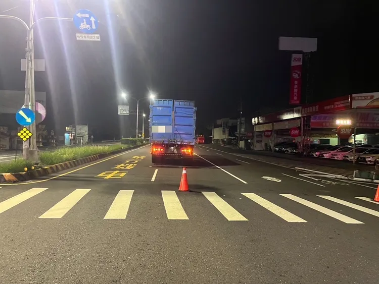 翁男駕駛大貨車經過車禍現場，車輪壓過電線，竟捲起打中2名員警。翻攝照片