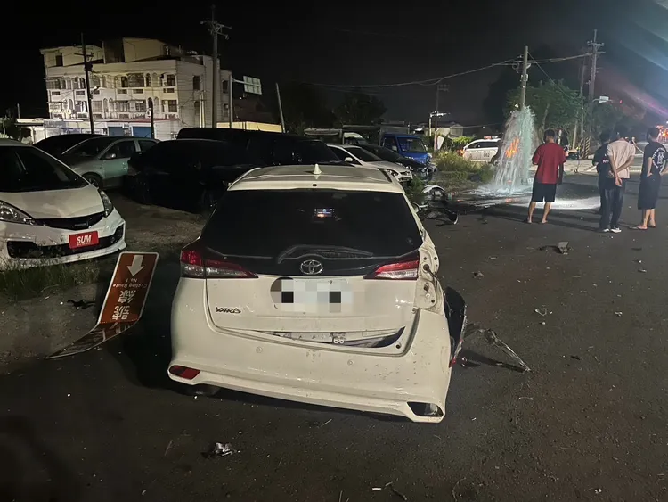 18歲無照男駕車自撞，撞斷號誌桿、電線掉落地面，還波及路旁停放車輛。翻攝照片