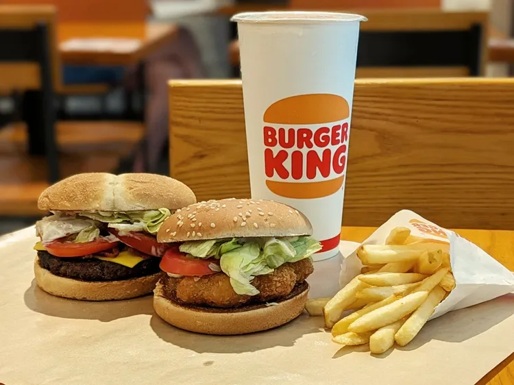 「王者凱旋餐」可吃到安格斯牛堡和Q彈海老堡等。漢堡王提供