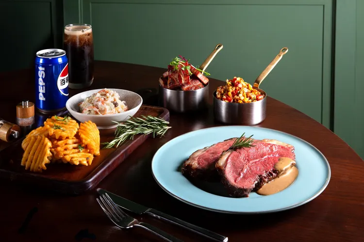 台北萬豪酒店Lobby Lounge「美式火烤 豪吃之夜」肯瓊薯格格、軟性飲品無限續點。業者提供