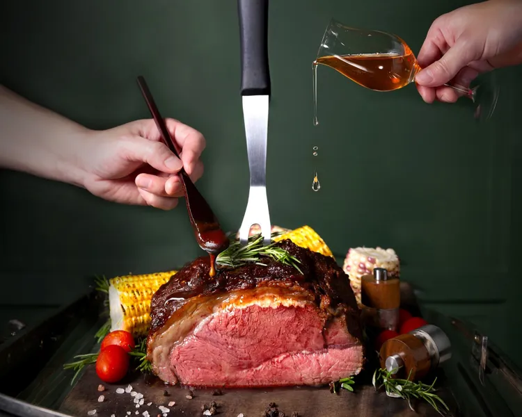 台北萬豪酒店Lobby Lounge「美式火烤 豪吃之夜」，淋上田納西波本威士忌點火炙燒。業者提供