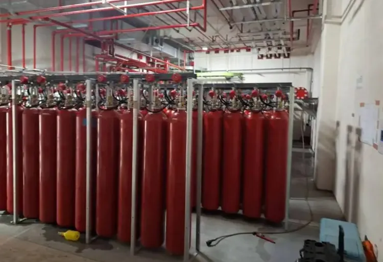 彰濱工業區傳工安意外，有14人疑似因二氧化碳鋼瓶氣體外洩中毒送醫。民眾提供