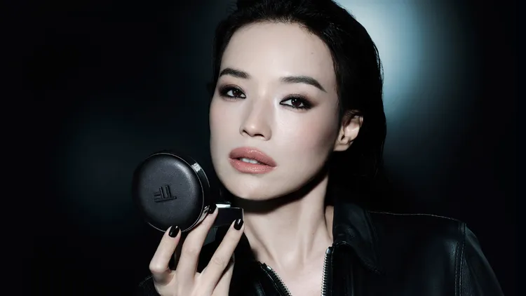 舒淇在最新形象照中拿著TOM FORD寂境黑漆限定版氣墊粉盒。品牌提供
