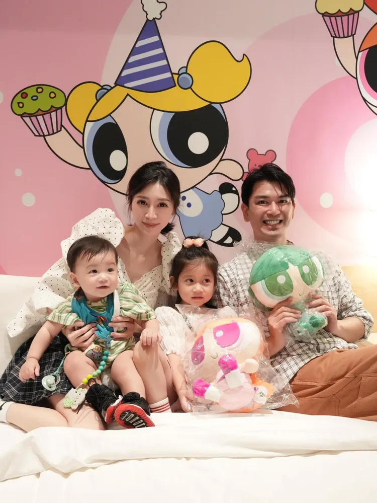  潘逸安（右）和老婆Vivian（左二）安排活動維繫全家感情。艾迪昇傳播提供