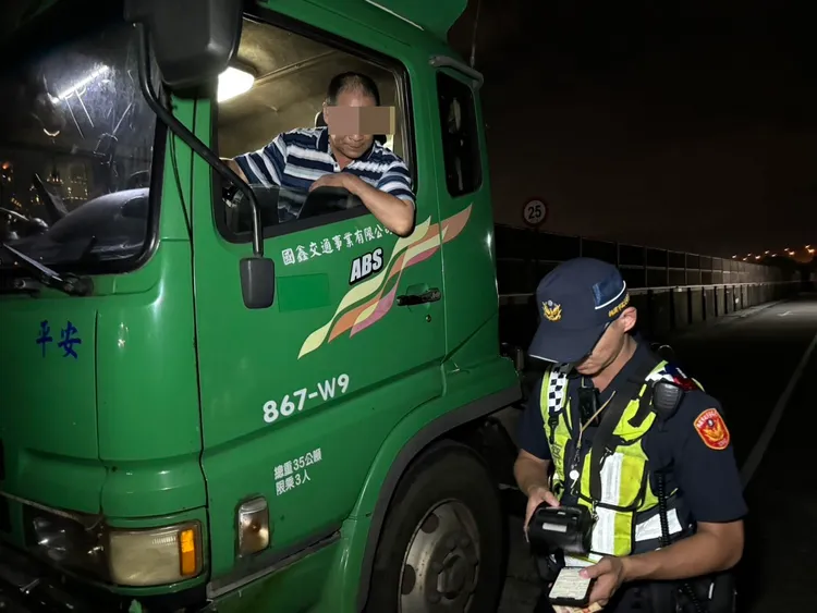 警方開單告發。蘆竹警分局提供