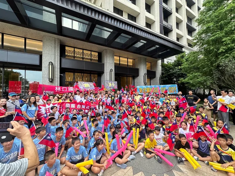 社區門口一片「紅海」歡迎李洋回家。曾佳俊攝