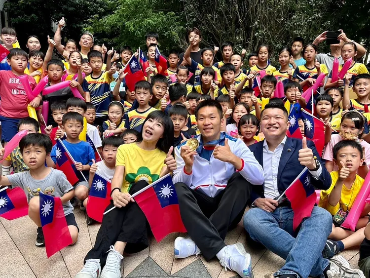 新北市議員蔡淑君(黃衣者)與社區主委發起「歡迎回家」活動，讓李洋驚喜連連。服務處提供
