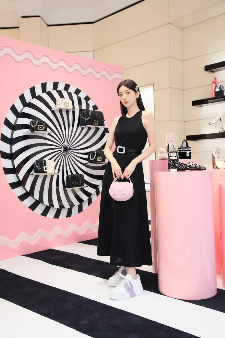 郭雪芙相當喜愛腳上的紫色厚底休閒鞋。品牌提供