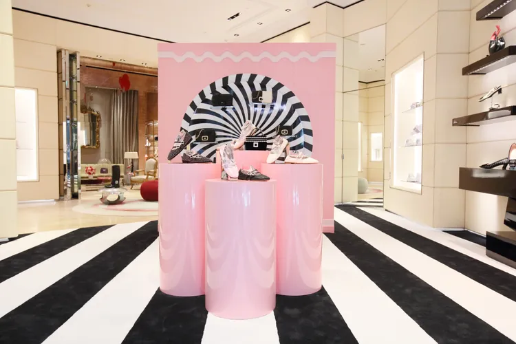 Roger Vivier 2024 秋冬系列以「VIVIER OP-TICAL 典藏視界」為題。品牌提供