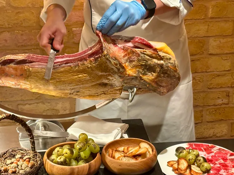 愛你入骨套餐中包含桌邊現切ALJOMAR 黑標西班牙伊比利火腿做為開胃前菜。業者提供