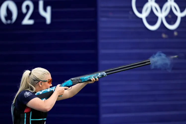 安柏是全世界頂尖的女子飛碟雙向射擊高手。美聯社