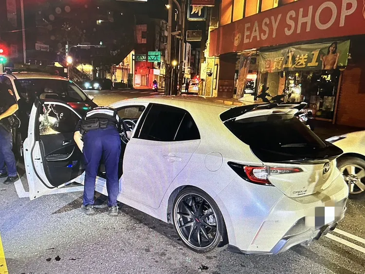 警方在小客車內搜查出疑似摻有毒品的電子煙煙油。中壢警分局提供