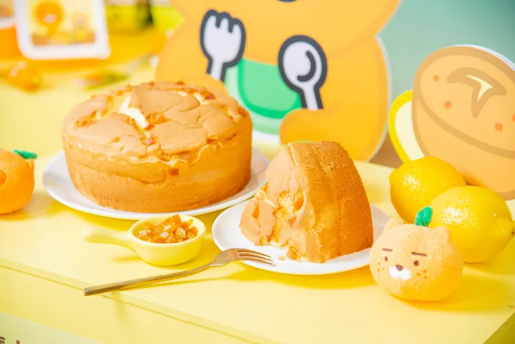 人氣伴手禮品牌春上布丁蛋糕此次宣布與KAKAO FRIENDS攜手合作，8/23限量上市全新清爽酸甜的「青檸蛋糕」。業者提供
