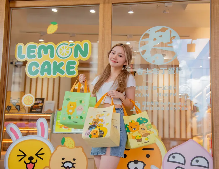 春上布丁蛋糕同步推出KAKAO FRIENDS聯名限量蛋糕袋共3款。業者提供