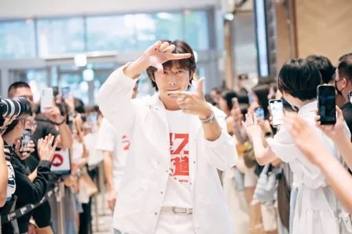 陳柏霖率王淨組團!深夜直播吸萬人朝聖 柯震東亂入自嘲