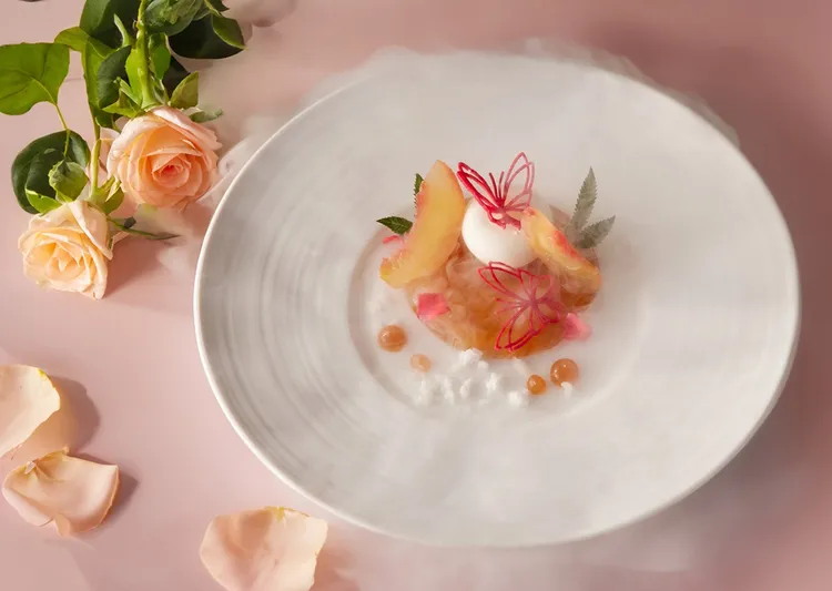 餐後甜點「秘蜜花園」帶著桂花清香的焦糖蘋果內餡慕斯為主角，搭配白桃烏龍茶凍，裝飾以糖漬水蜜桃與精緻蝴蝶脆餅。業者提供