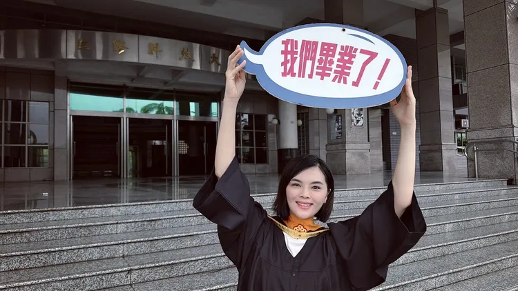 李眉蓁重讀碩士畢業了。翻攝李眉蓁臉書