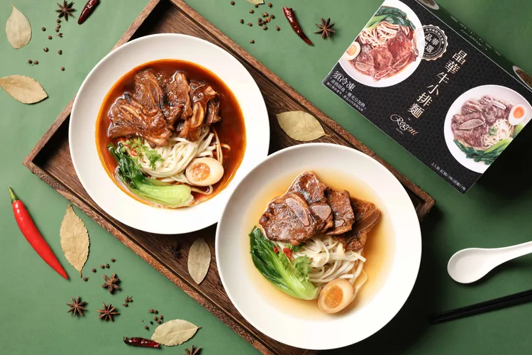 晶華牛小排麵禮盒，內含紅燒及清燉口味各一份。業者提供