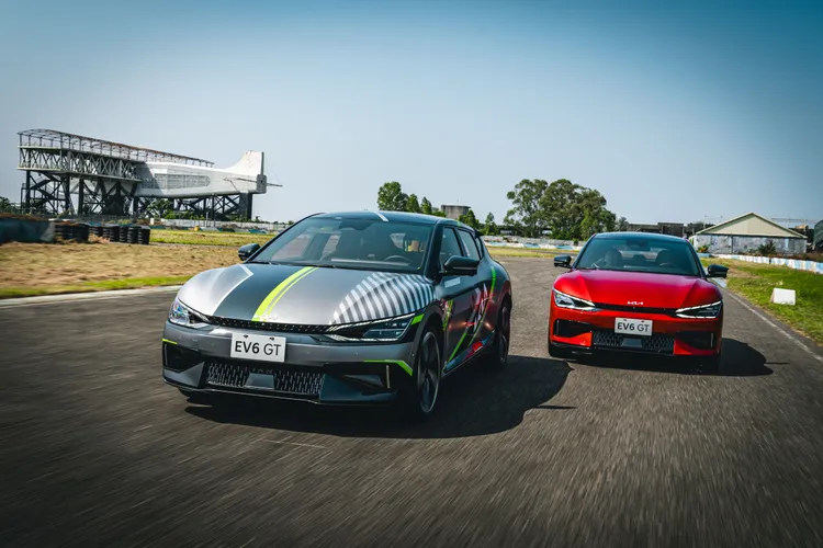 Kia EV純電車款採用E-GMP純電平台，通過800V高壓充電系統，讓Kia EV6實現10%至80%充電僅需18分鐘，充電4.5分鐘即可足夠行駛100公里的電量，大幅降低充電時間。業者提供