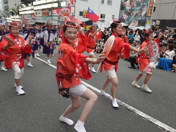 阿波舞源自於日本德島，至今歷史約400年。24日登場的東京高圓寺阿波舞大會邁入第65屆，由旅日台僑組成的「台灣連」是第4度參加。中央社