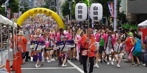 「台湾连」日本!百万游客赏东京高圆寺阿波舞 台侨组队带国旗跳舞