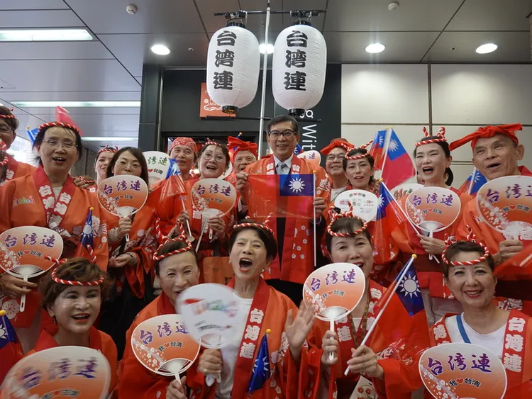 第65屆高圓寺阿波舞大會24日在東京杉並區登場，由 台僑組成的隊伍「台灣連」第4度參加，與關東、德 島縣大學聯合演出。台灣連成員在街上跳阿波舞時， 每人身上還帶著國旗。中央社