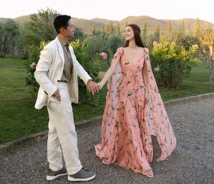 吳千語與老公施伯雄甜蜜相望。翻攝吳千語微博