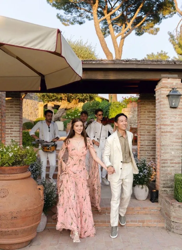 新人在樂隊伴奏下登場。翻攝吳千語微博