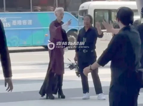 蒂妲史雲頓走到戶外準備拍攝影片，吸引不少路人觀看。特勤中心攝