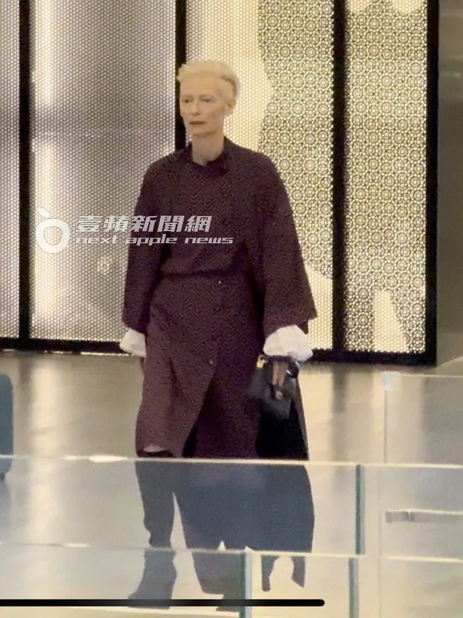 蒂妲史雲頓拿著香奈兒包拍攝形象影片。特勤中心攝