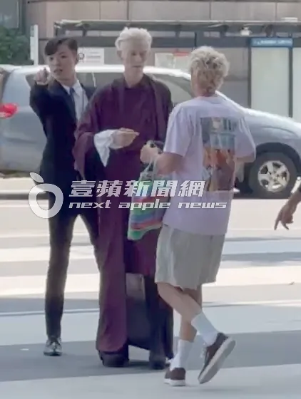 拍攝期間蒂妲史雲頓身邊保鑣不時查看四周，警戒心十分高。特勤中心攝