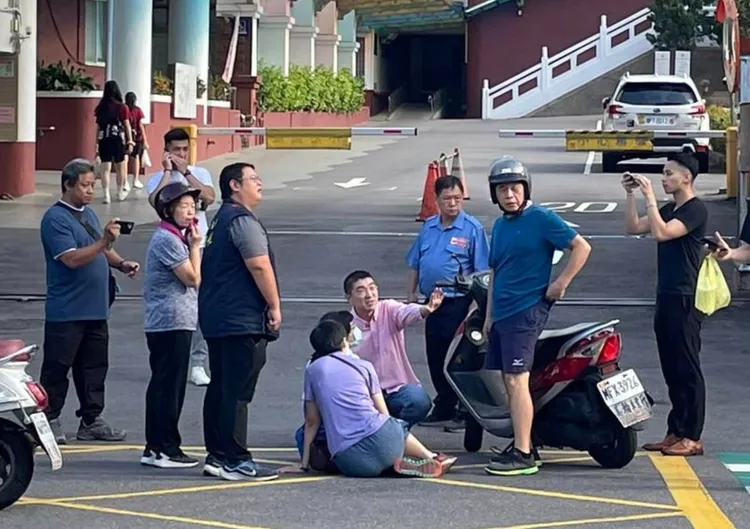 謝國樑關懷市民。翻攝照片