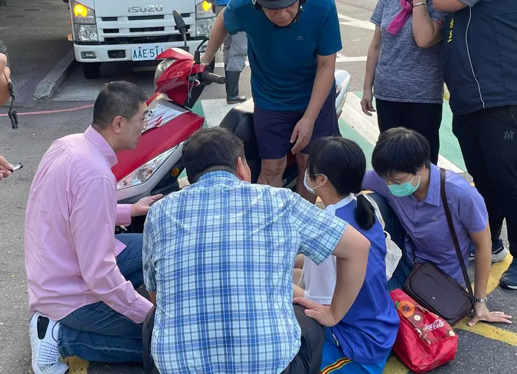 謝國樑關懷市民。翻攝照片