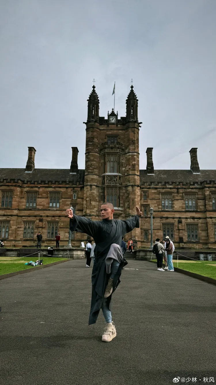 秋風近日赴澳洲出席公益活動。翻攝秋風微博