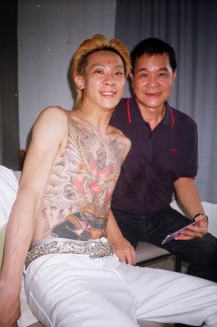 潤少雖然從小被嚴父打到大，但長大後，跟父親的感情還是很要好。混血兒娛樂提供