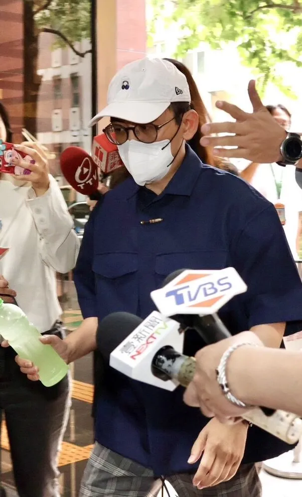 黄子佼今天出庭照，簡直是7月照片拷貝貼上。莊宗達攝