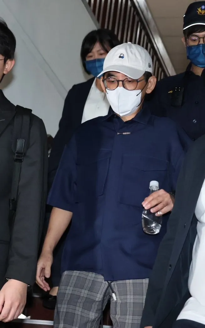 黃子佼7月出庭穿這樣。資料照片