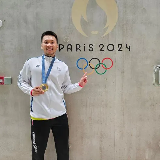 今凌晨1時許，李洋率先在社群PO出一張右手握金牌、左手指向奧運五環的照片，他發文表示，「最後一舞，這是送給你們的。」翻攝李洋臉書