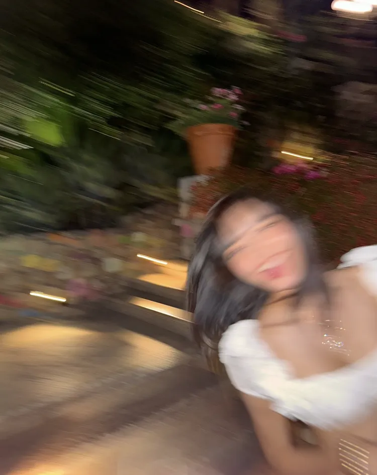 Lisa釋出的其中一張美照「興奮到模糊」。翻攝Lisa IG
