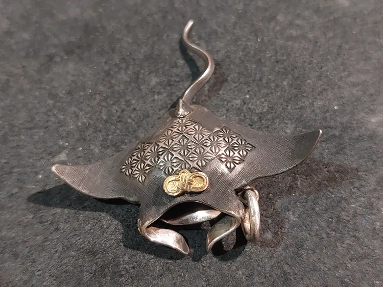 魟魚銀飾佩戴在身上有祝福的涵意。凃建豐攝