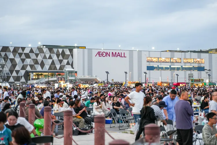 AEON STYLE磐城小名濱店就位於海藍寶石公園旁，時間愈接近傍晚，遊客愈多。田欣雲攝影