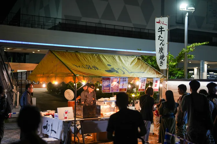 在活動會場周邊，大大小小的美食攤位琳瑯滿目。田欣雲攝影