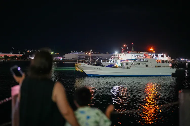 港灣中有警戒船巡航，維護安全。田欣雲攝影