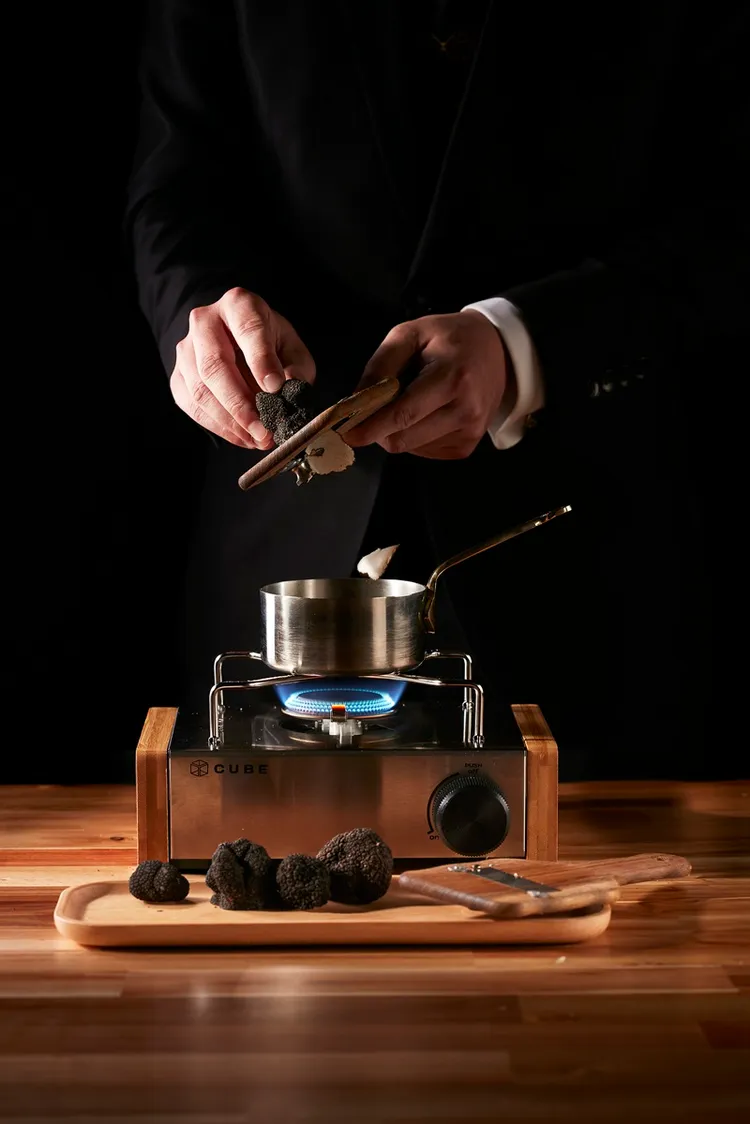 「THE WANG」秋季為饕客帶來被譽為「餐桌上黑鑽石」的「黑松露」，侍餐師現刨黑松露薄片，加入奶油、白蘭地，煮出松露特有的迷人蕈菇香氣。業者提供