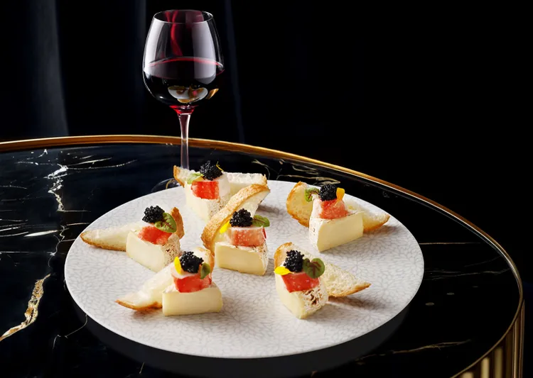 「THE WANG」同步推出帝王蟹美饌，9/2起到10月底，到店出示工作憑證，享用2客套餐就款待「帝王蟹佐卡門貝爾起司」1份。。業者提供