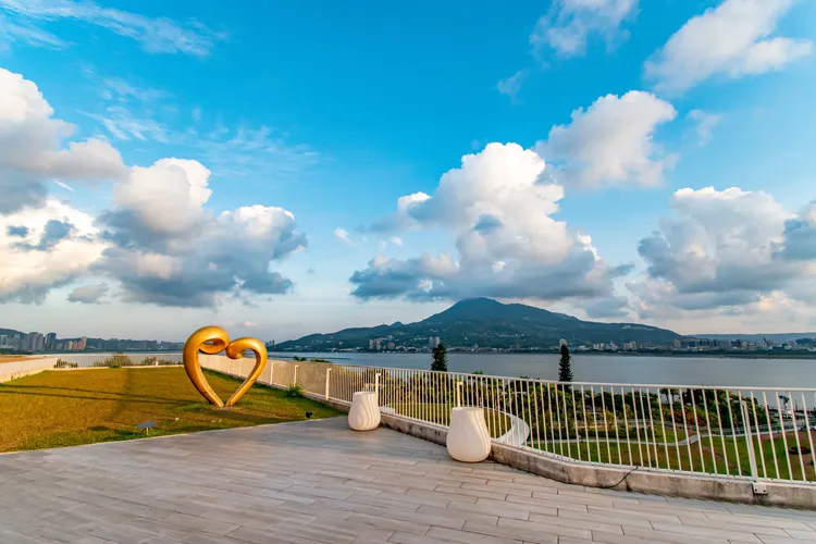 飯店能眺望觀音山和淡水河景致。將捷金鬱金香酒店提供