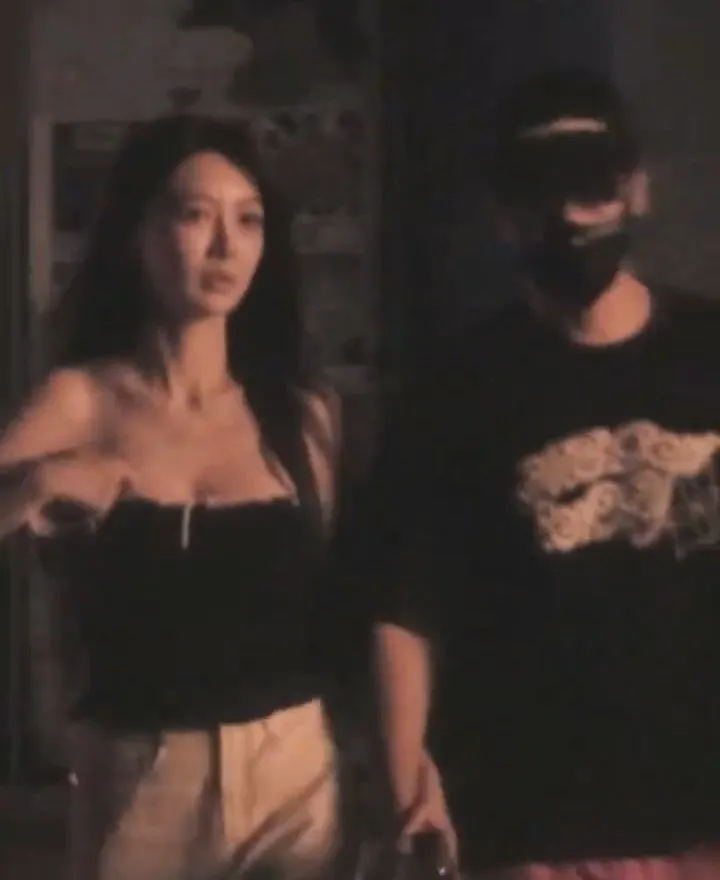 葉珂邊走邊拉高領口以防走光。翻攝娛樂圈趙大明白微博