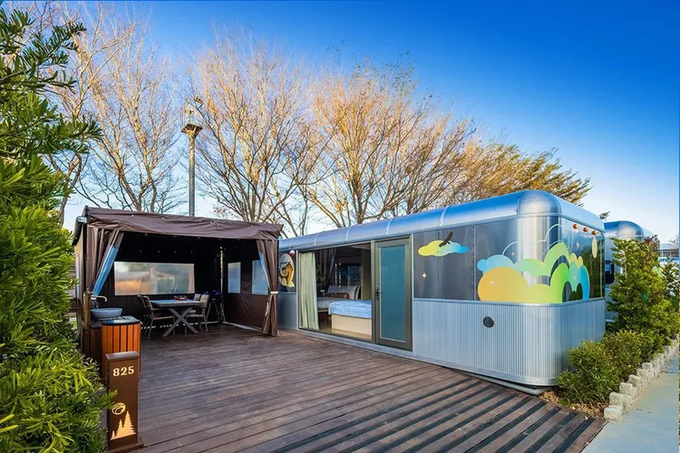 豪華露營車期間第三位入住只要加99元。天成提供