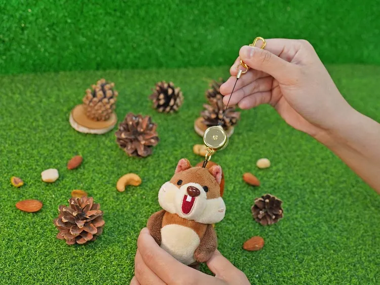 優惠活動入住每輛露營車再加碼送價值千元的商品，包含個人旅行收納包、隨行包及易拉扣鑰匙圈等。天成提供